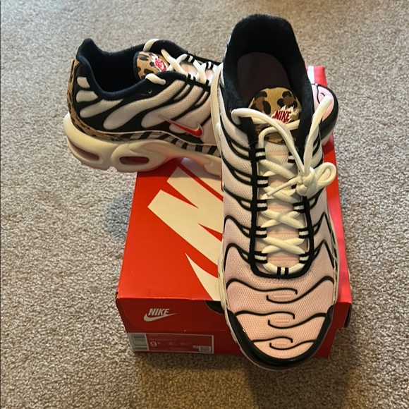 NIB RARE Nike Air Max Plus Sneakers White and Black with Leopard size 9.5 - Picture 3 of 9